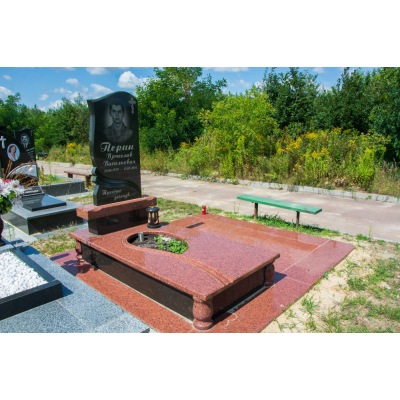 Памятник с красного гранита