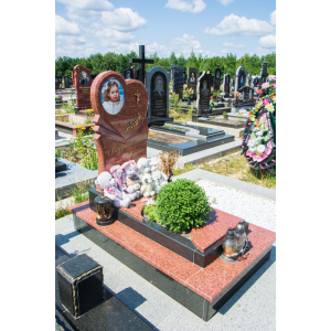 Памятник ребенку с красного гранита и цветным портретом