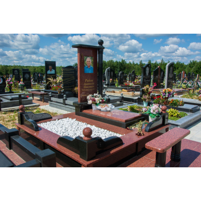 Красивый памятник мужчине с красного гранита