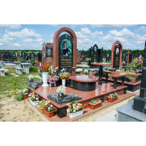 Елітний пам'ятник для дівчини